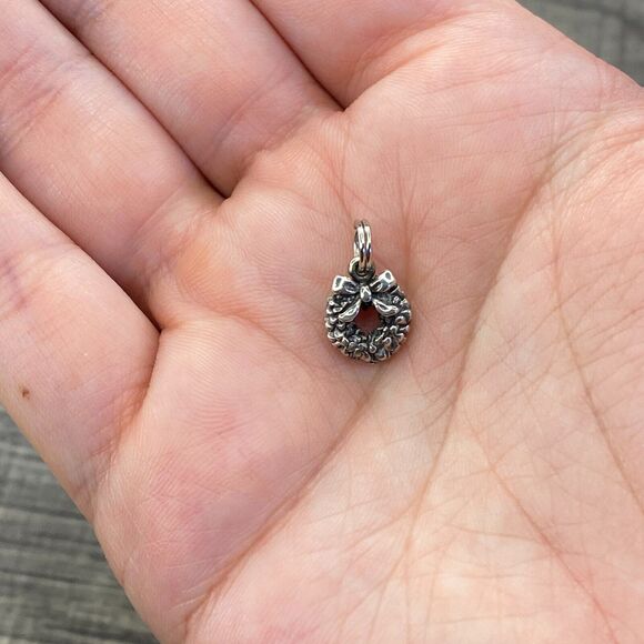 Vintage 925 Sterling Silver Petite Christmas Wreath Pendant Bracelet Charm - Picture 1 of 3